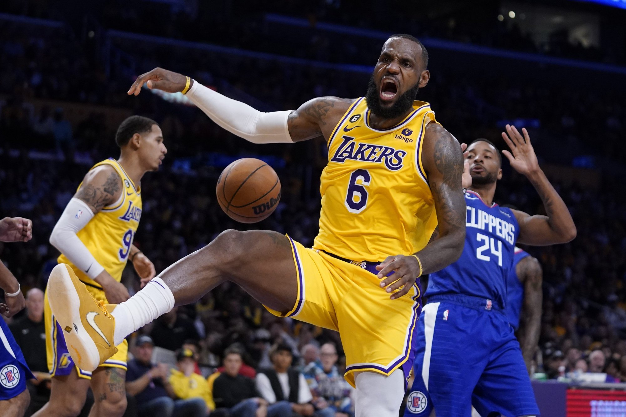 VIDEO: Clippers zničili Westbrooka a Milwaukee Embiida