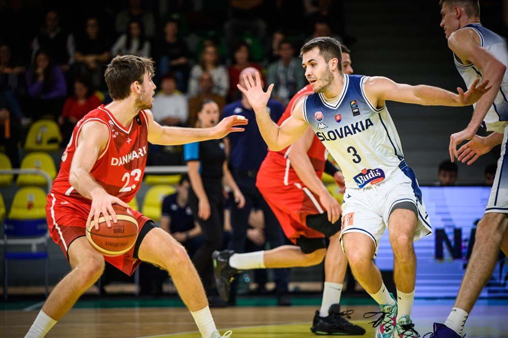 Slováci oslavujú prvú výhru a živia šancu na postup. Macedónci dovolili Nórom len 36 bodov