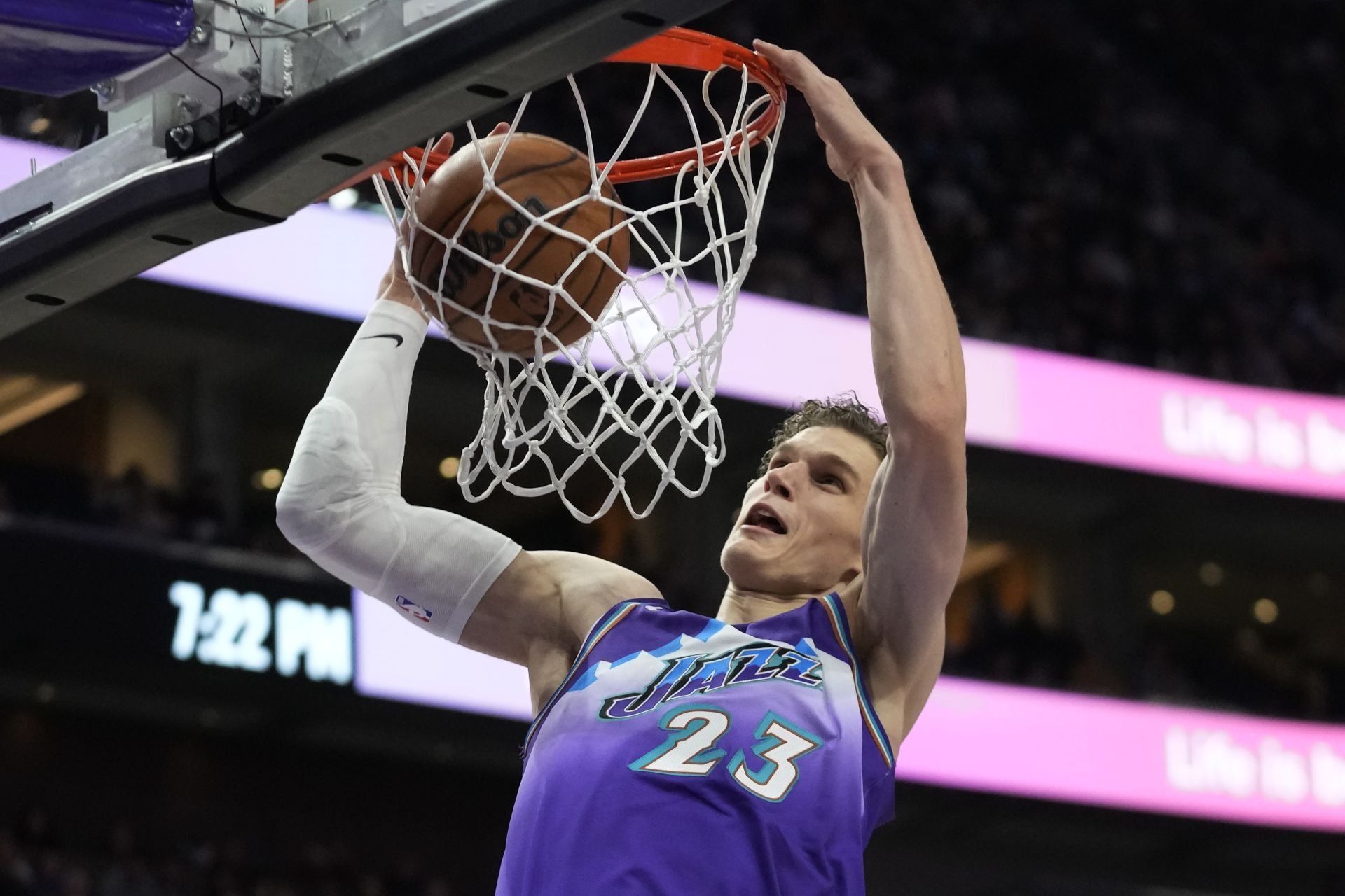Jazz a Pacers s pokutami 500-tisíc a 100-tisíc dolárov