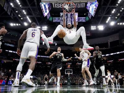 VIDEO: Skvelý Anthony Davis potiahol 44 bodmi Lakers k výhre na palubovke Milwaukee