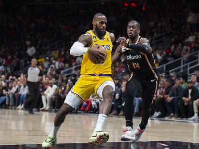 VIDEO: LeBron James oslávil 38. narodeniny parádnym výkonom, 11 trojok McColluma