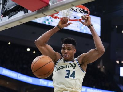 VIDEO: Nezastaviteľný Giannis. Na 50 bodov potreboval len polhodinu