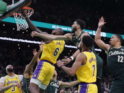 VIDEO: Lakers hromžia na nepísknutý faul na LeBrona, prehrali drámu