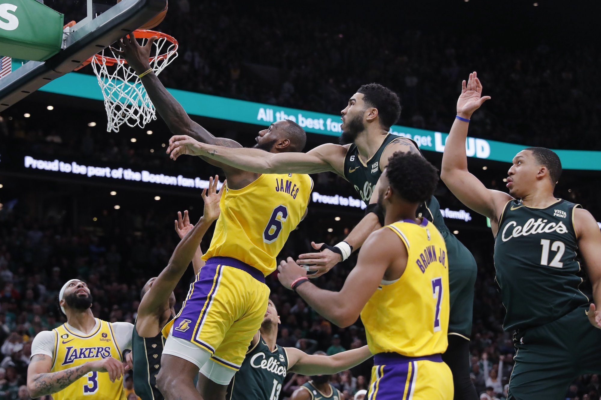 VIDEO: Lakers hromžia na nepísknutý faul na LeBrona, prehrali drámu