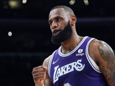 VIDEO: James sa blíži k Abdulovi-Jabbarovi, fantastický Giannis s 54 bodmi, Dončič nedohral