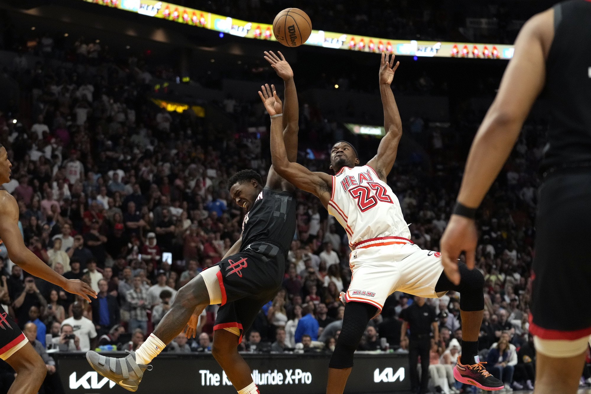 VIDEO: Jimmy Butler rozhodol o výhre parádnym alley oop v poslednej sekunde