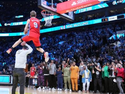 VIDEO: Bieli muži nevedia skákať? McClung zachránil NBA dunk contest úžasnými smečmi