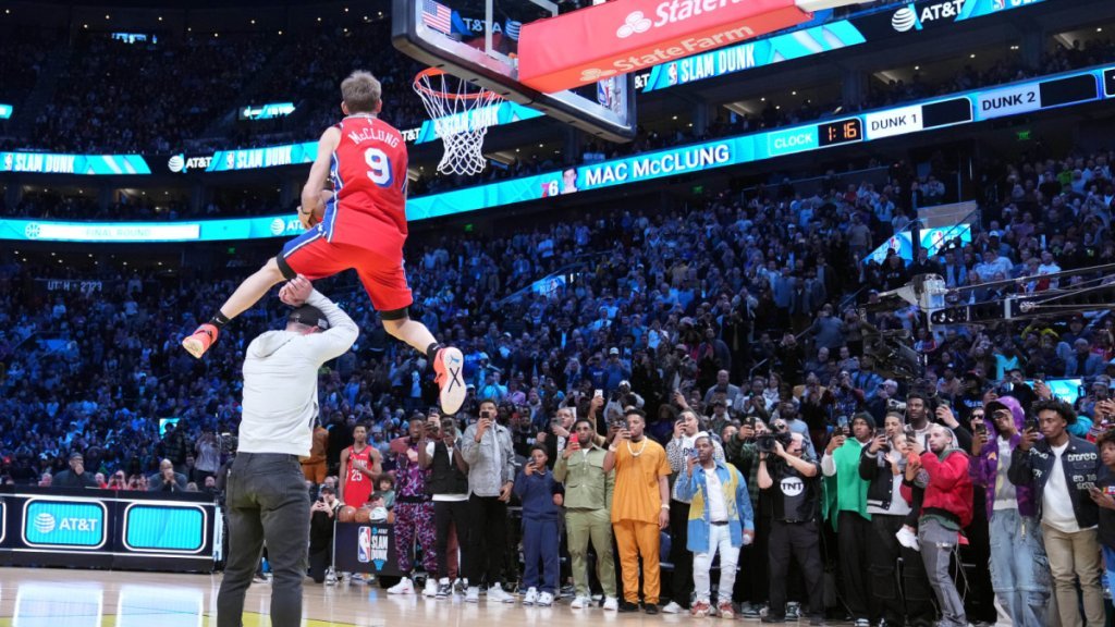 VIDEO: Bieli muži nevedia skákať? McClung zachránil NBA dunk contest úžasnými smečmi