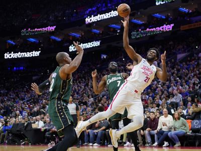 VIDEO: Embiid premenil úžasnú strelu z veľkej diaľky, k výhre však už nepomohla