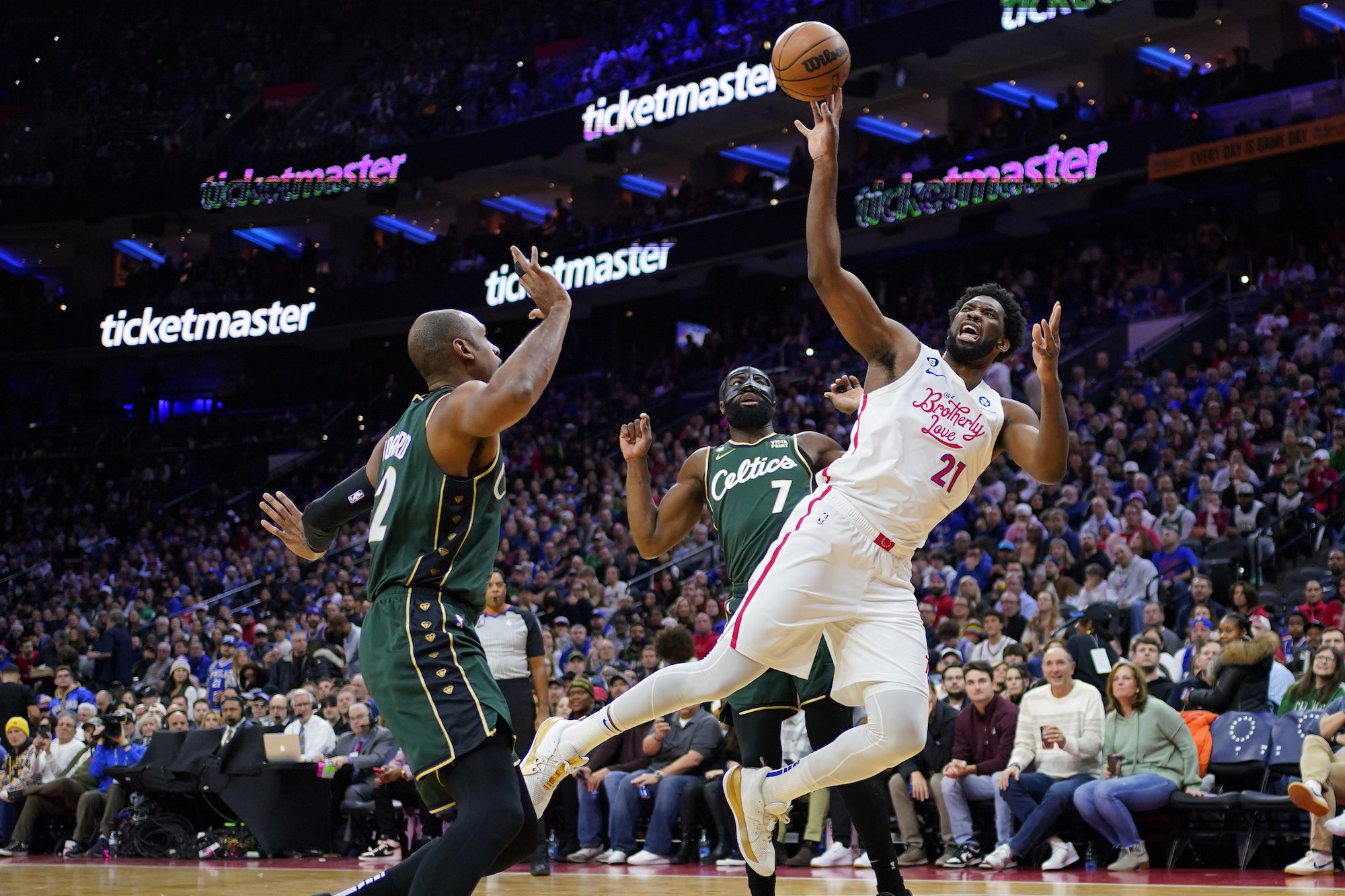 VIDEO: Embiid premenil úžasnú strelu z veľkej diaľky, k výhre však už nepomohla