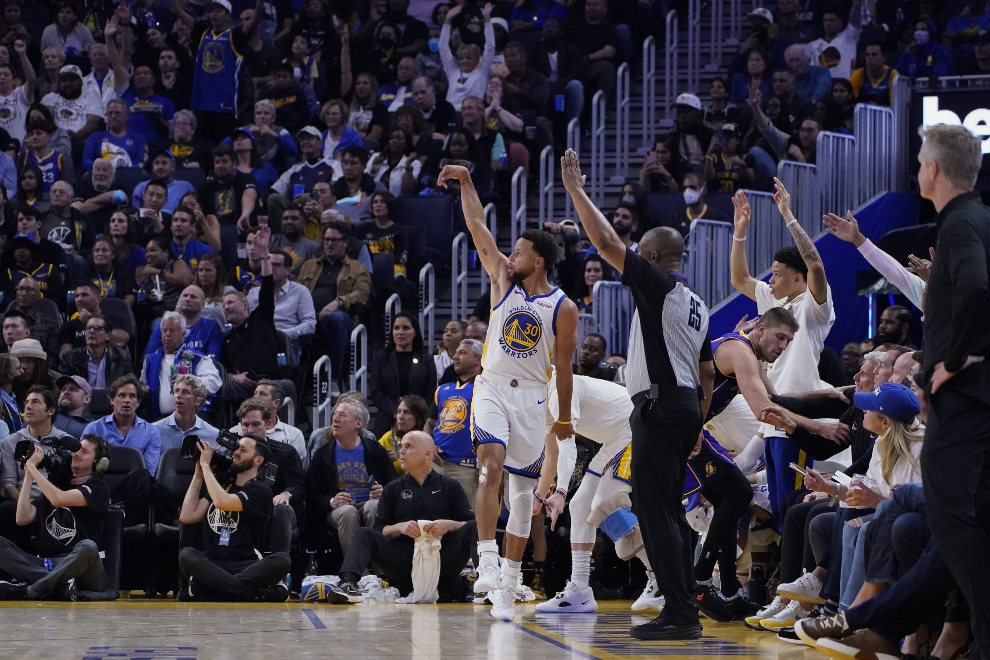 VIDEO: Warriors nedali šancu Lakers, Boston potiahli 70 bodmi Tatum s Brownom