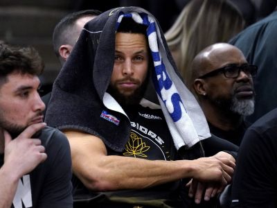 Šampióni sú len priemerní. Mrhá Golden State najlepším rokom Stepha Curryho?