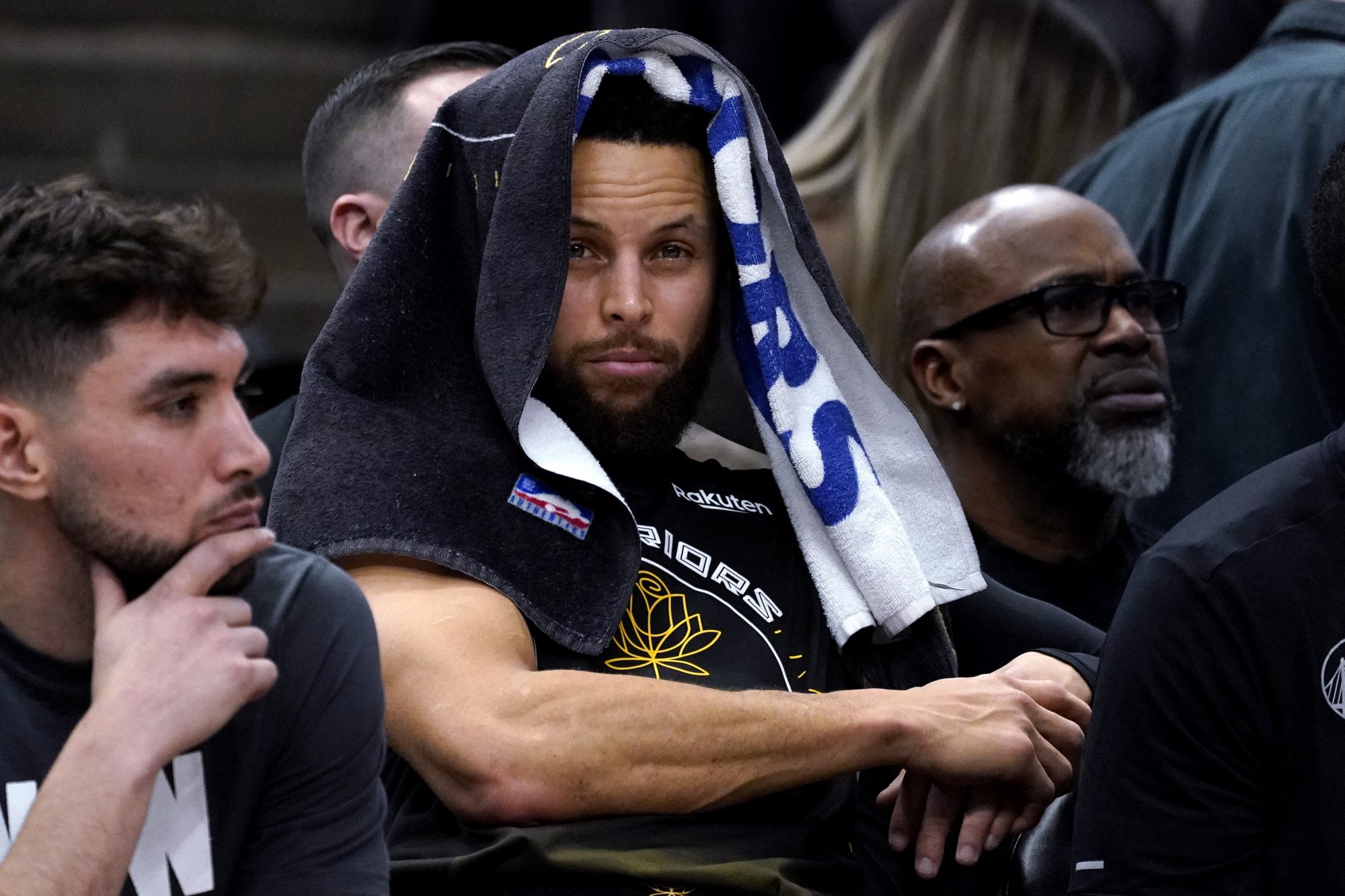 Šampióni sú len priemerní. Mrhá Golden State najlepším rokom Stepha Curryho?