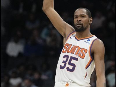 VIDEO: Booker nastrieľal 44 bodov, Durant sa opäť zranil