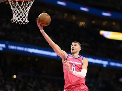 VIDEO: Skvelý Curry potiahol Golden State, Porzingis šokoval výkonom Boston