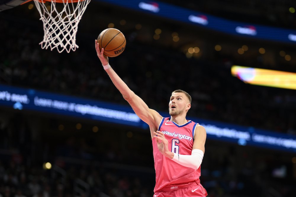 VIDEO: Skvelý Curry potiahol Golden State, Porzingis šokoval výkonom Boston