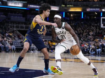 VIDEO: Nenápadná hviezda potiahla Milwaukee 51 bodmi, Sacramento prvýkrát v play-off od 2006