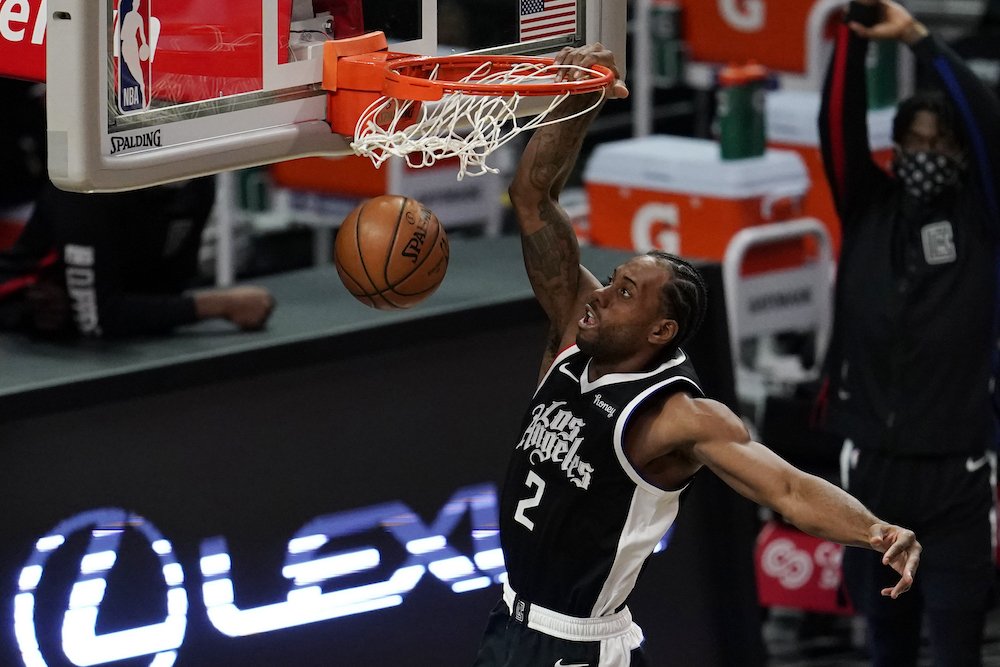 VIDEO: Kawhi Leonard mal takmer dokonalú streľbu, zraneného Georga nahradil Westbrook