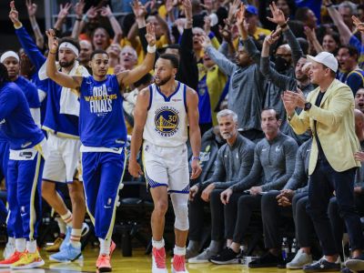 VIDEO: Golden State dalo 55 bodov za štvrtinu a je priamo v play-off, Lakers musia hrať pla in