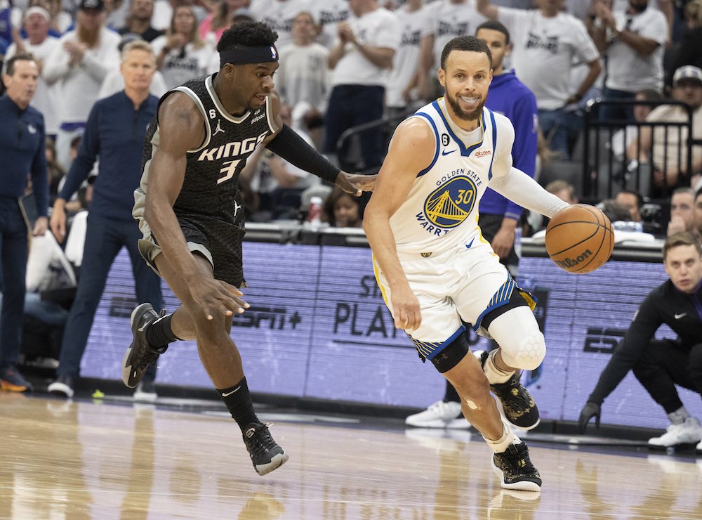 VIDEO/NBA play-off: Fenomenálny Curry zachránil rekordom sezónu Golden State, Miami sa zranil Butler, ale vyhralo