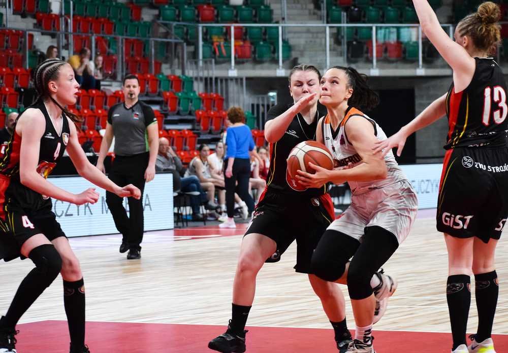 VIDEO/Final4 MELU15: Hradec vysoko zdolal Ružomberok
