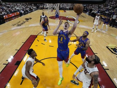 Po každom polčase ho kritizuje mama, Denver potiahol za dôležitou výhrou vo finále NBA aj nováčik – šampión