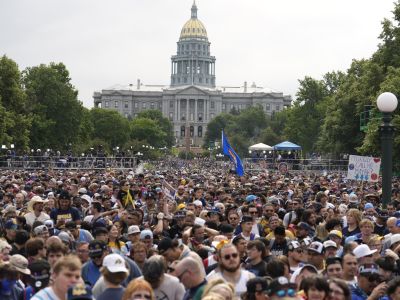 VIDEO: Denver zažil obrovské oslavy. Jokič si ich užíval na hasičskom aute a tanku