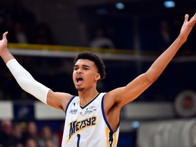 Smečuje ako Vince Carter, dribluje ako Kyrie Irving a trojky hádže ako Steph Curry