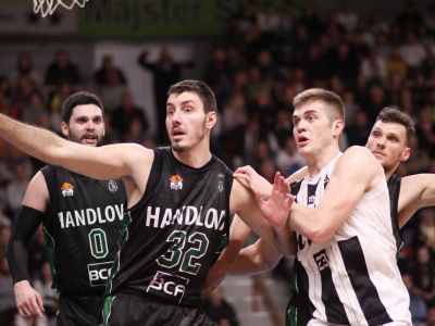 Robí za pokladňou a dokladá tovar. Musím prežiť a platiť účty, hovorí Petráš o brigáde