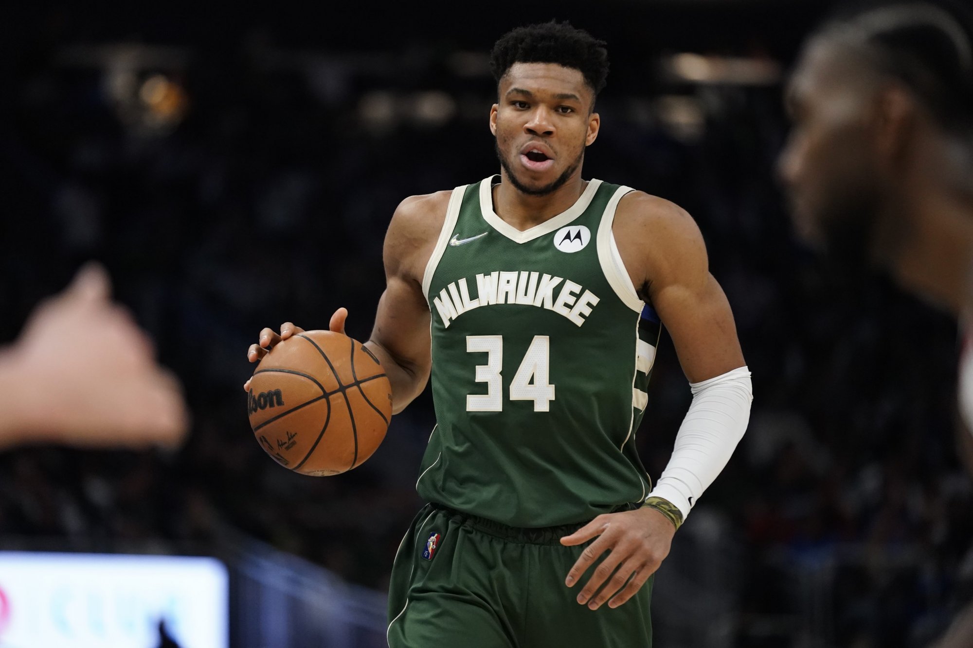 VIDEO: Giannis ide na začiatku sezóny bomby, nezastavil ho ani favorit