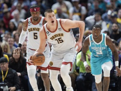 VIDEO: Jokič potiahol Denver ďalším parádnym triple doublom, Toronto zastavilo Phoenix