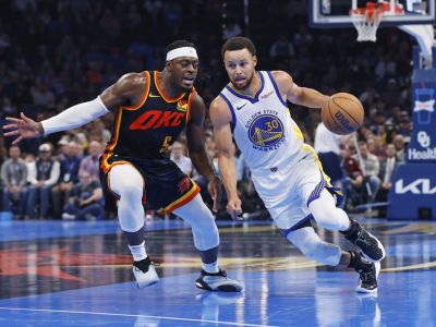 VIDEO: Pohár NBA začal parádnou víťaznou strelou Stepha Curryho 0,2 sekundy pred klaksónom