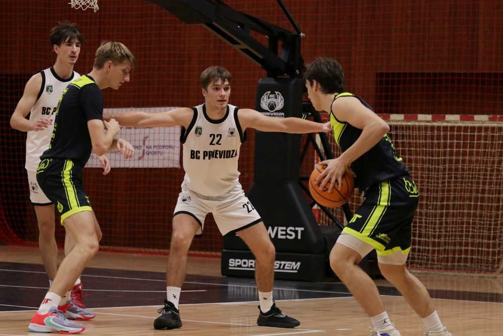 FOTO: V prvej lige stále tri tímy s plným počtom bodov, prievidzské B-éčko s prvou výhrou