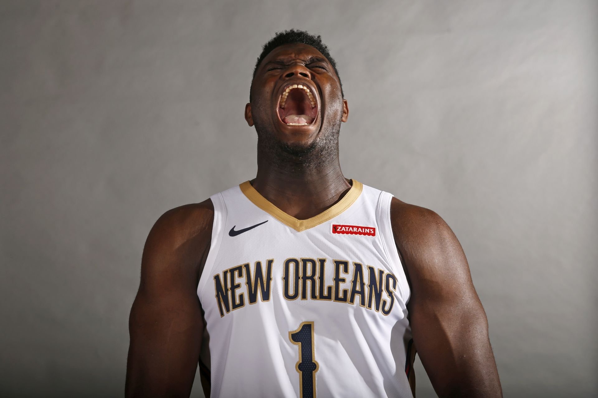 Mal dominovať v NBA ako Shaq, miesto toho má nadváhu a kritizuje ho Shaq aj Charles Barkley