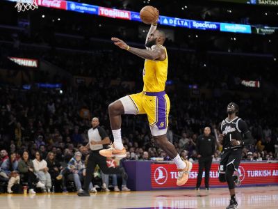 VIDEO: Lebron zúril, na narodeniny mu odpísali milimetrový prešľap pri kľúčovej strele