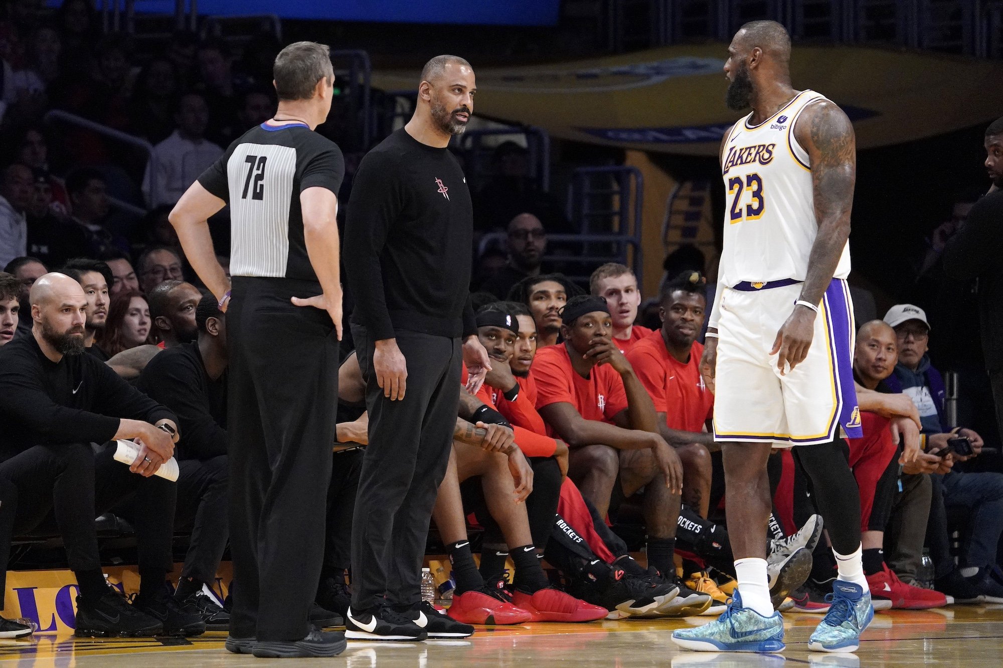 VIDEO: Trénera Houstonu vylúčili za roztržku s LeBronom, Clippers predviedli úžasný obrat proti Golden State