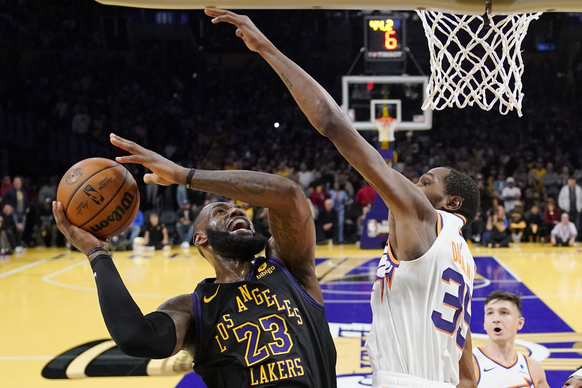 VIDEO: Lakers vyradili Phoenix z Pohára NBA, Milwaukee so 146 bodmi sfúklo New York