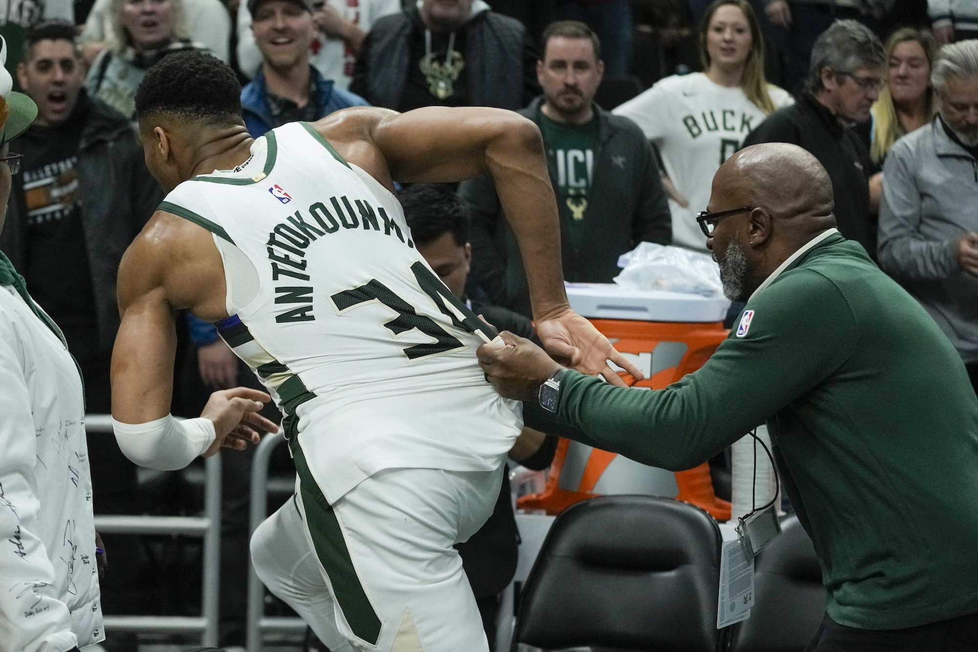 VIDEO: Giannis nastrieľal rekordných 64 bodov a takmer sa pobil