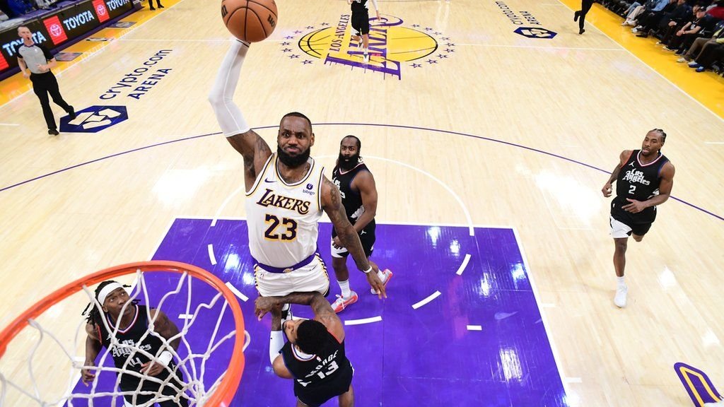 VIDEO: Losangeleské derby ovládli Lakers, LeBron predviedol parádny smeč