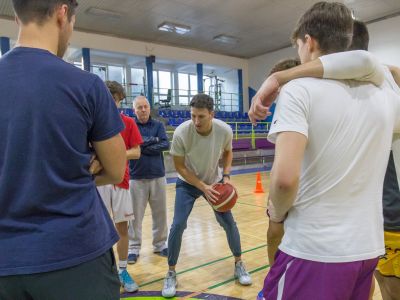 Smeče sú efektné, no zápasy vyhrávajú detaily. Smeathers zlepšuje hviezdy z NBA i košické deti