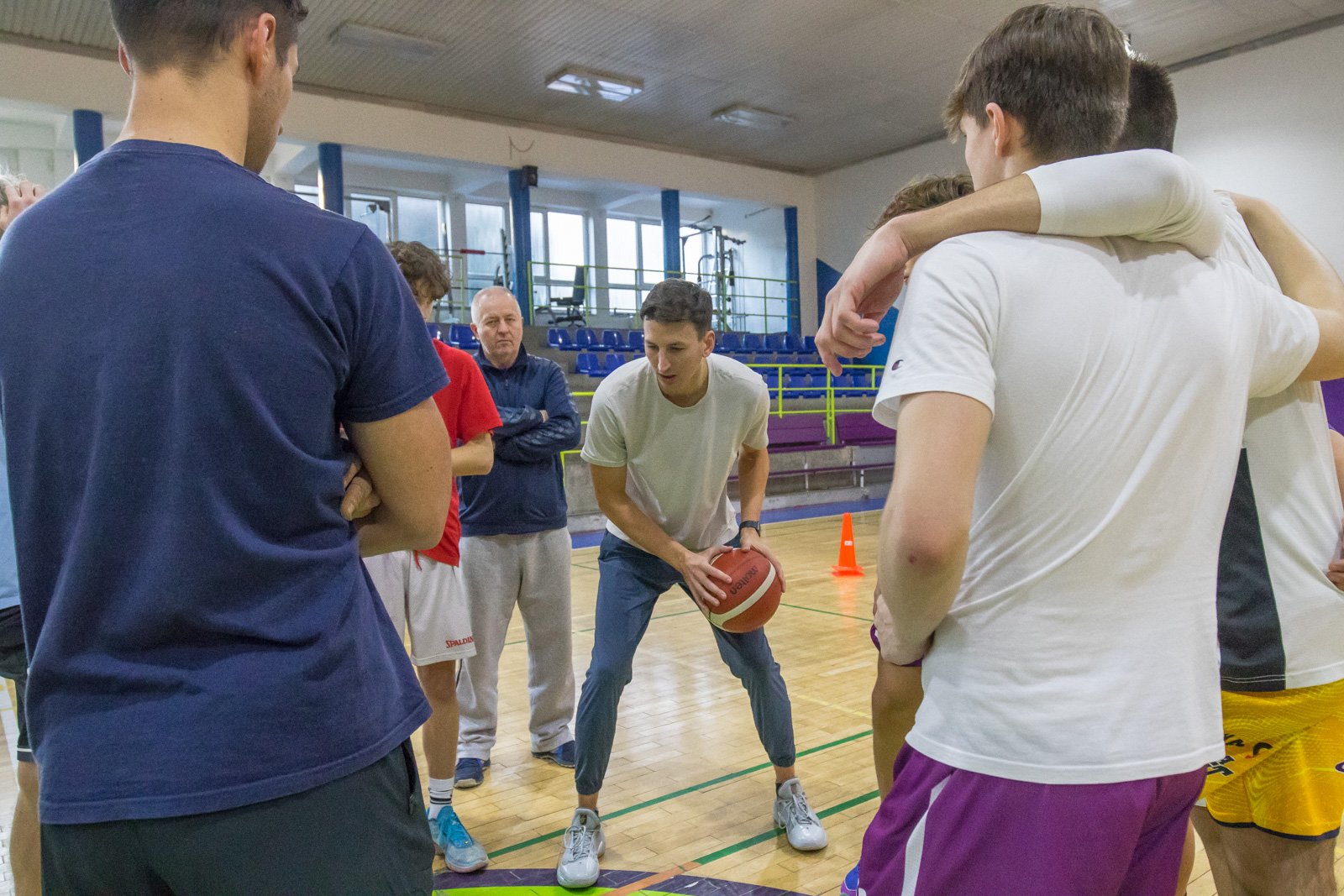 Smeče sú efektné, no zápasy vyhrávajú detaily. Smeathers zlepšuje hviezdy z NBA i košické deti