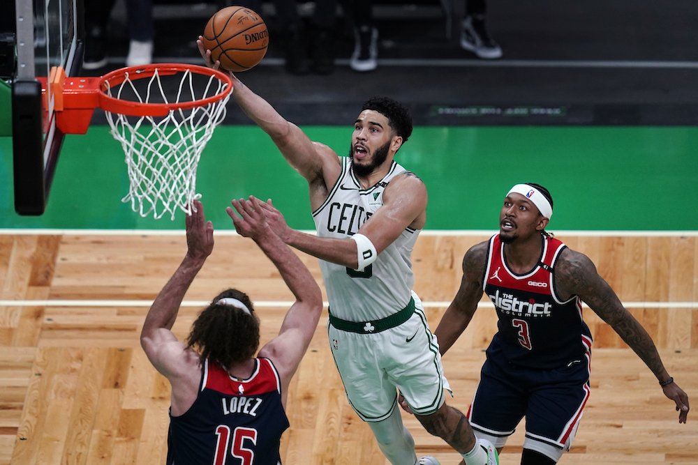 VIDEO: Milwaukee dostalo ďalší výprask, Tatum dal 41 bodov