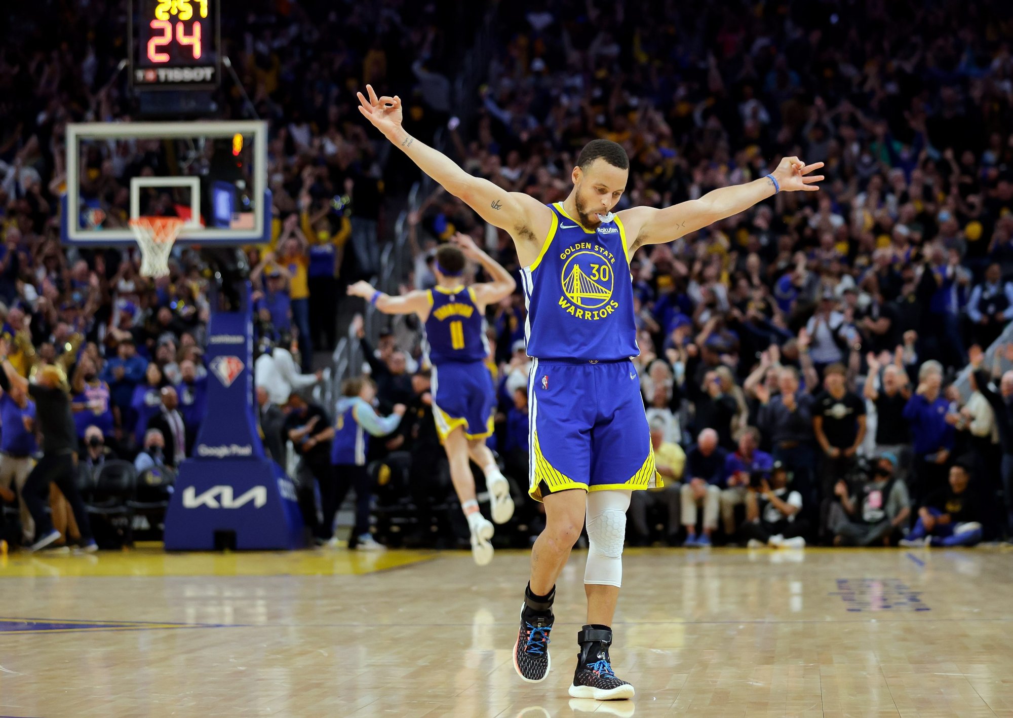VIDEO: Curry parádne rozhodol. Dončič predčil favorita už úžasnou prvou štvrtinou