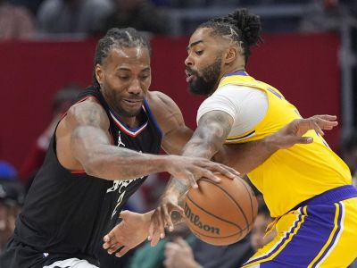 VIDEO: Nestarnúci LeBron režíroval obrat Lakers v mestskom derby a blíži sa k výnimočnej méte