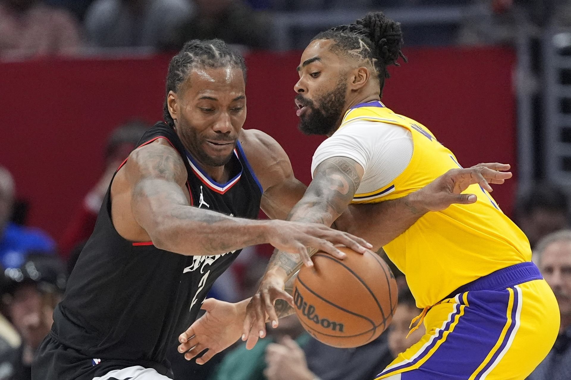 VIDEO: Nestarnúci LeBron režíroval obrat Lakers v mestskom derby a blíži sa k výnimočnej méte