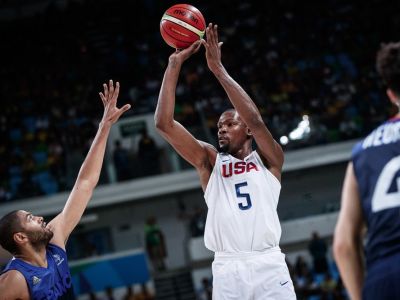Súboj favoritov z USA proti Jokičovmu Srbsku uvidí olympiáda už na začiatku