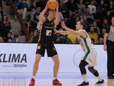 FOTO: Prievidza prehrala polčas o 17, ale i tak natiahla víťaznú sériu už na 10 zápasov. Uspeli aj Spišiaci, Lučenec a Levice