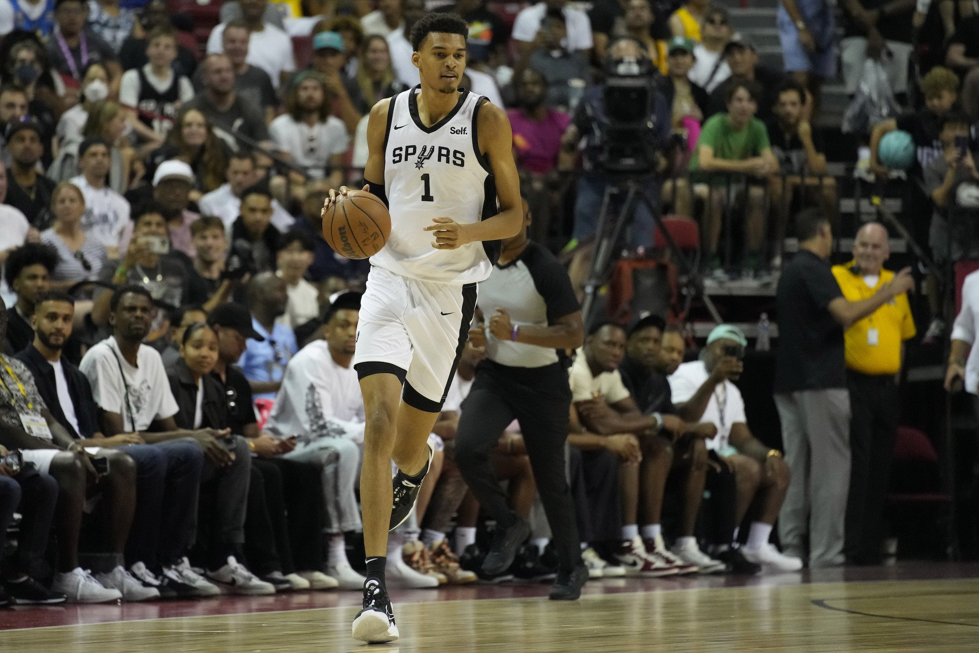 Wembanyama zažil rozpačitý úvod na summer league NBA, súper cez neho zasmečoval