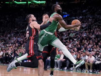 VIDEO/NBA play-off: Prekvapenie na palubovke víťaza základnej časti, Heat vyrovnali sériu