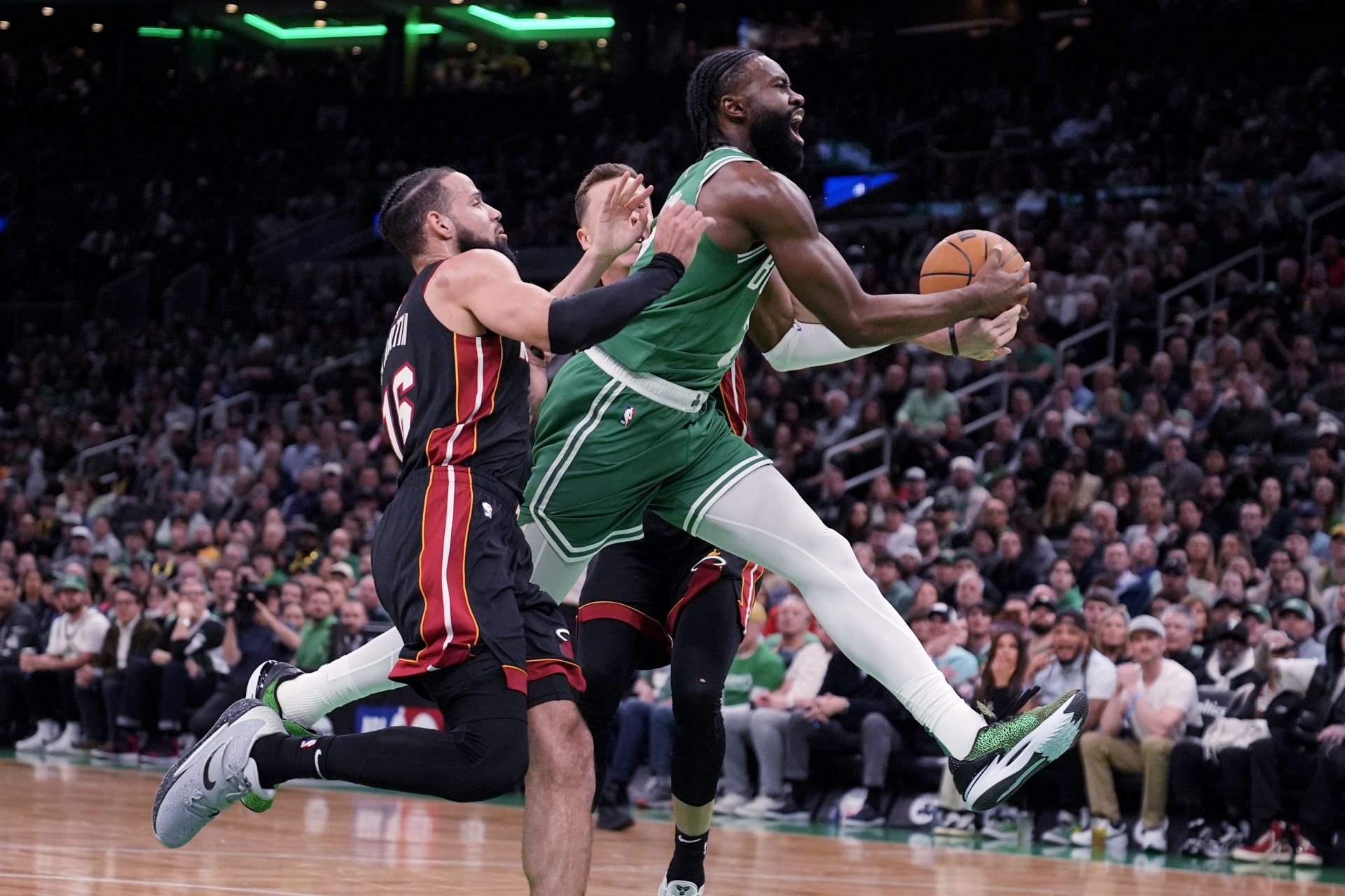 VIDEO/NBA play-off: Prekvapenie na palubovke víťaza základnej časti, Heat vyrovnali sériu